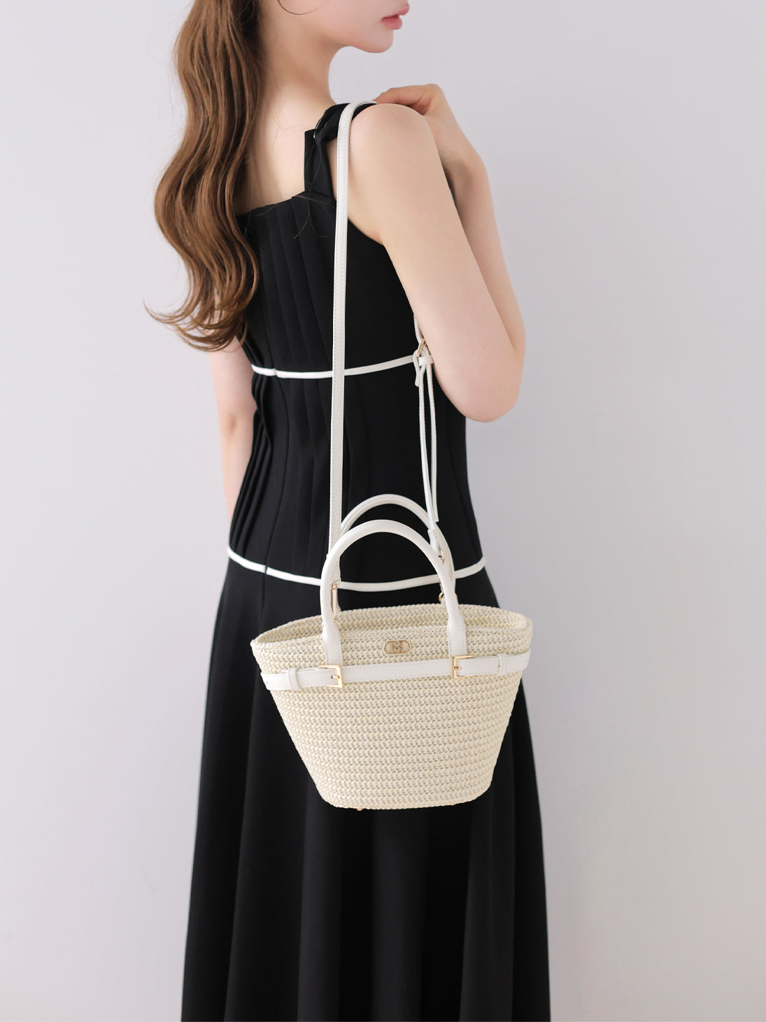 エムミーエメ オリジナルバックルロゴバスケットバッグ ホワイト Original buckle logo basket bag(eme10582) – M me eme
