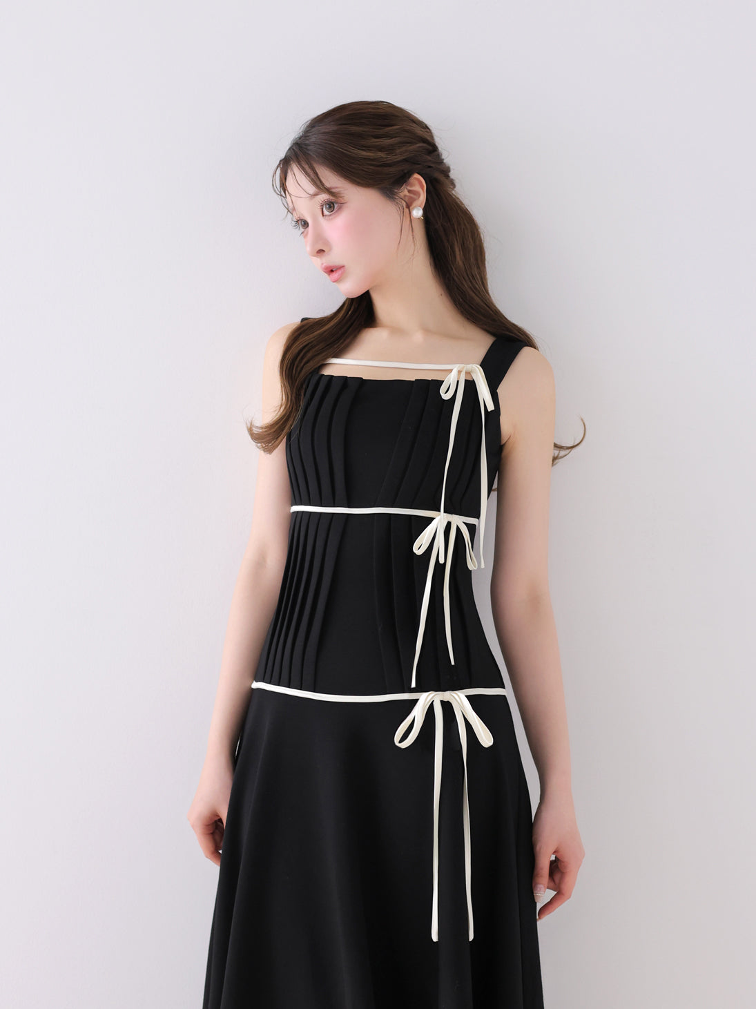 m me eme バイカラーリボンプリーツシルエットロングワンピース Pre Order】Bicolor ribbon pleats silhouette long onepiece(eme10615