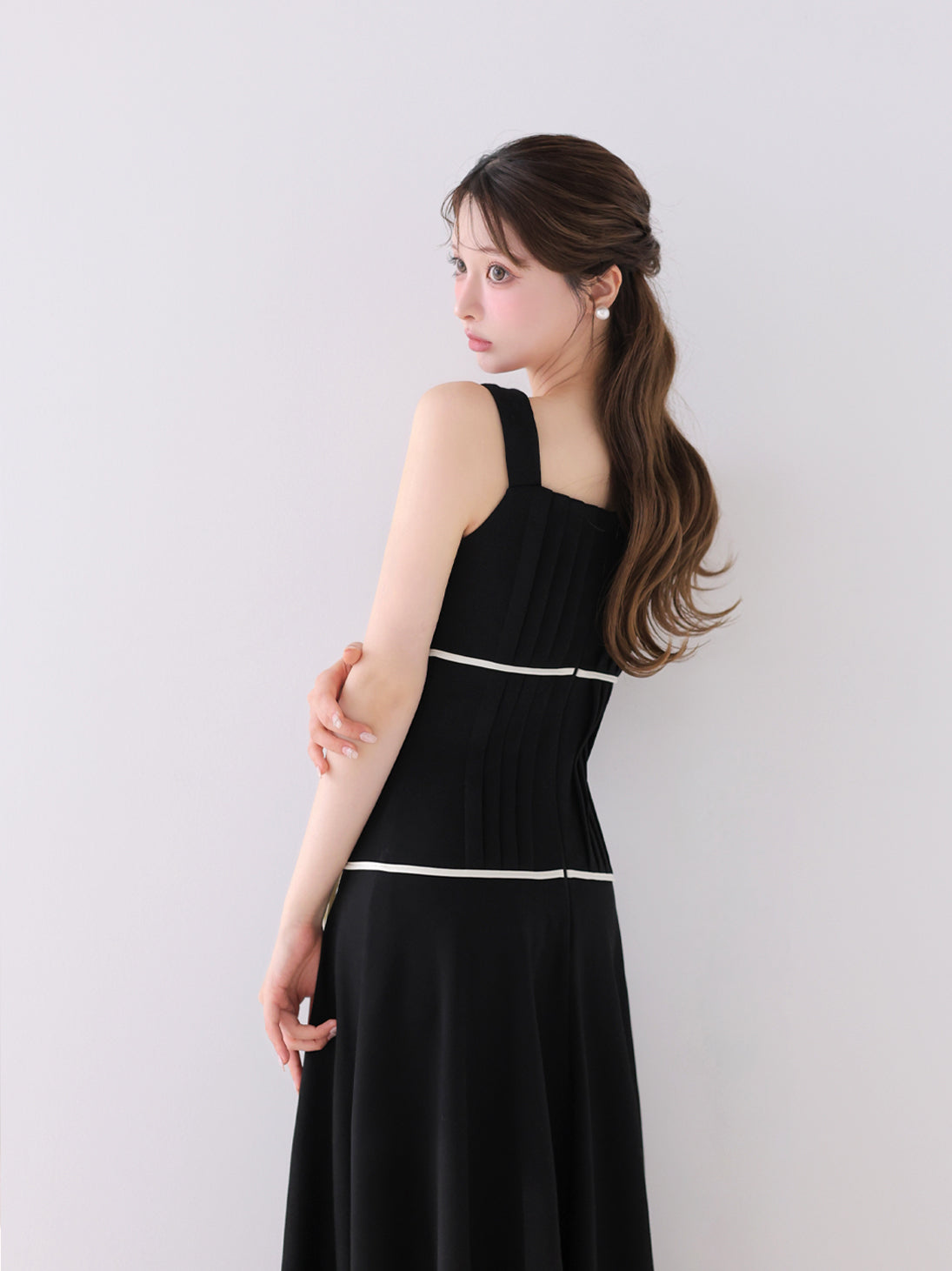 Pre Order】Bicolor ribbon pleats silhouette long onepiece(eme10615