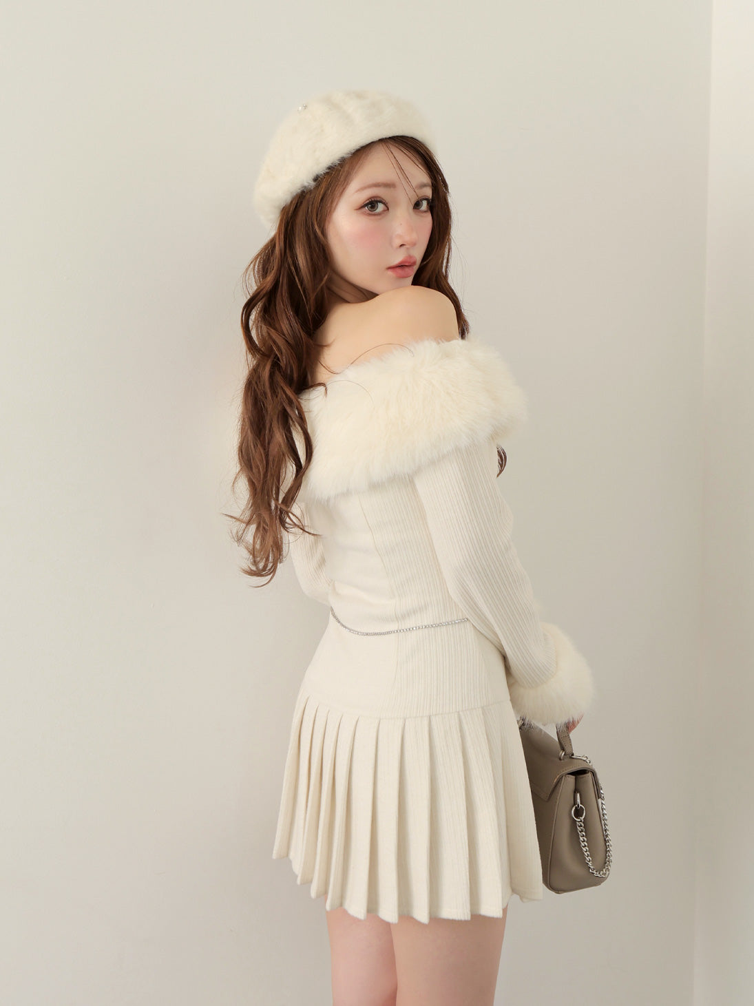【Pre Order】Off shoulder fur pleated onepiece(eme10731)