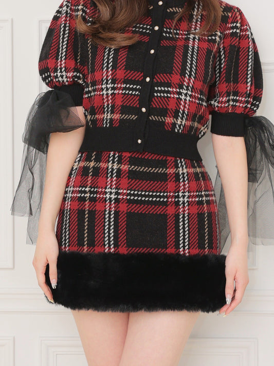 model：162cm　(size：F　color： Red)