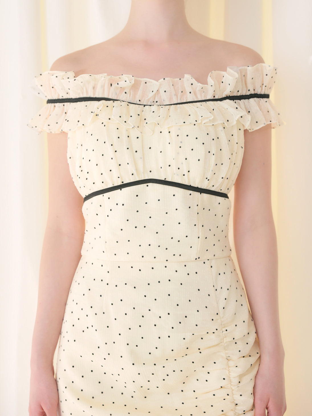 Piping ribbon dot off shoulder tops(eme10843)