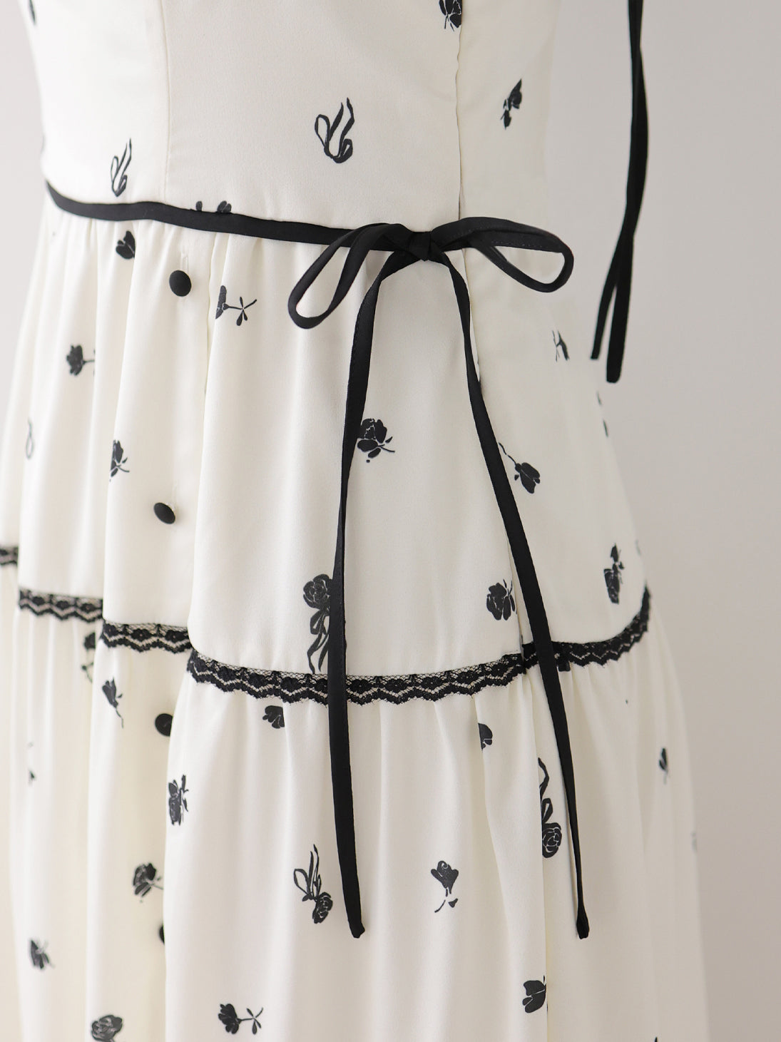 Monochrome Flower Ribbon One-piece (eme11062) – M me eme