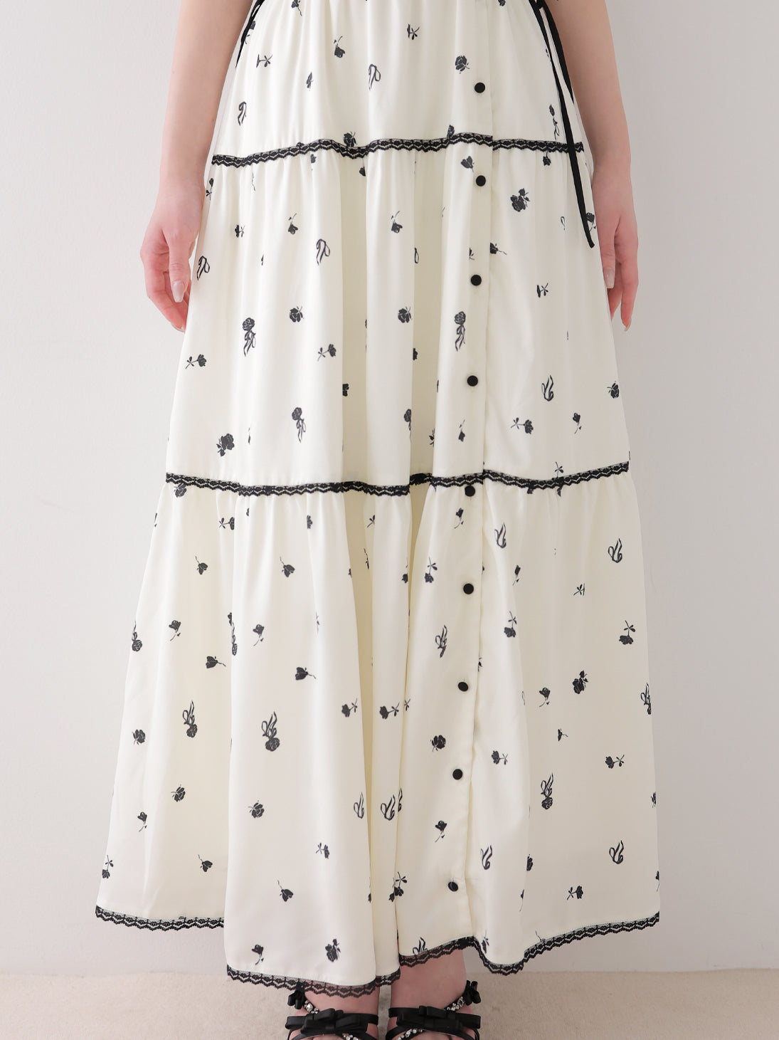 Monochrome Flower Ribbon One-piece (eme11062) – M me eme