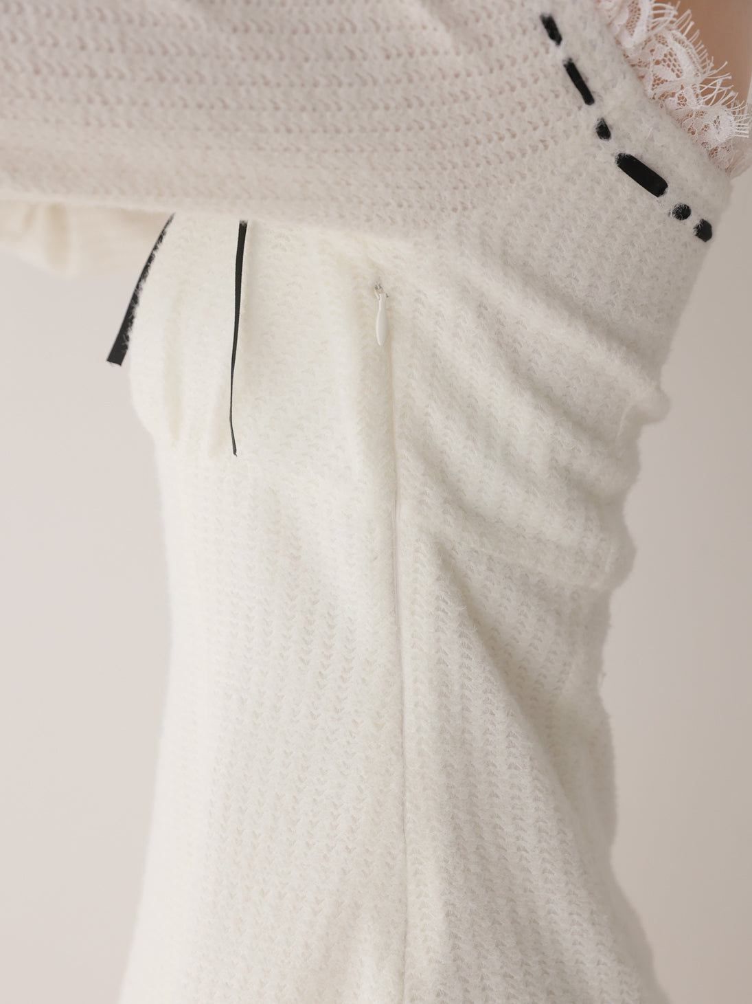 【Pre Order】Off shoulder ribbon feather knit mini onepiece(eme11123)