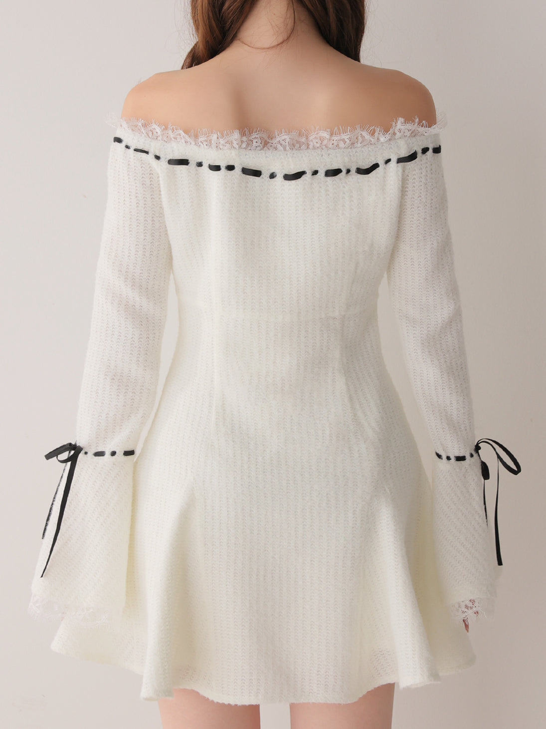 【Pre Order】Off shoulder ribbon feather knit mini onepiece(eme11123)
