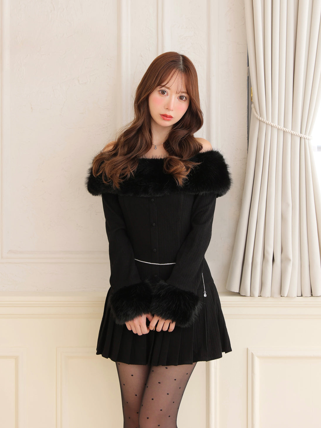 【Pre Order】Off shoulder fur pleated onepiece(eme10731)