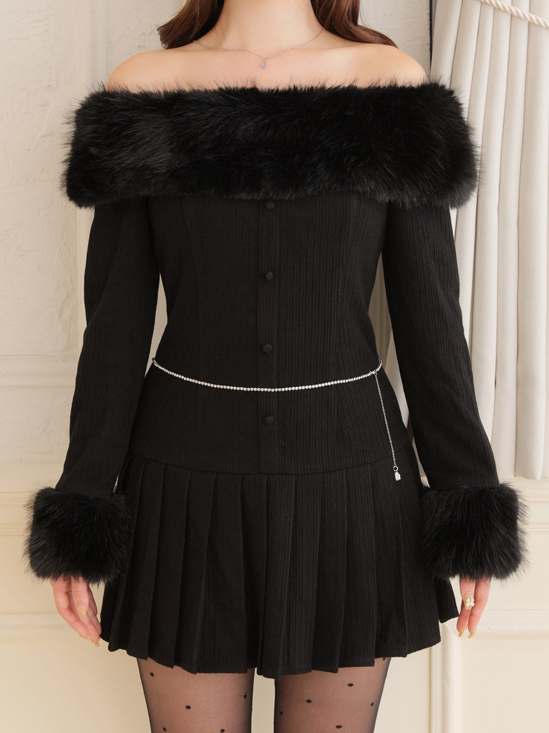 【Pre Order】Off shoulder fur pleated onepiece(eme10731)