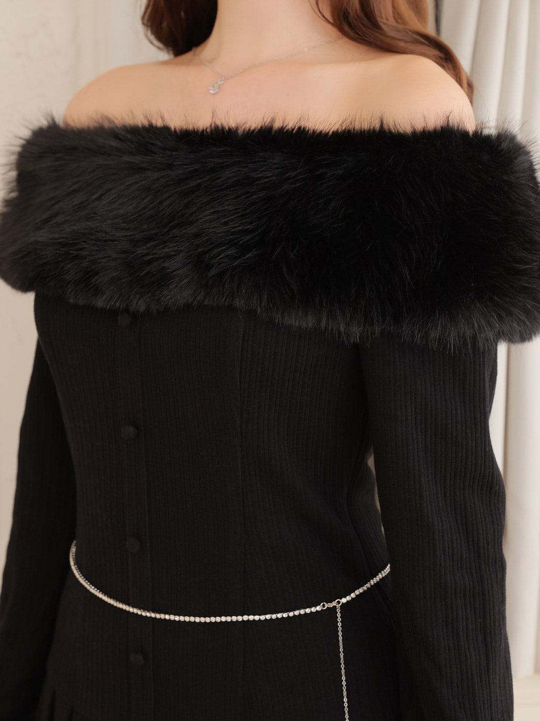 【Pre Order】Off shoulder fur pleated onepiece(eme10731)
