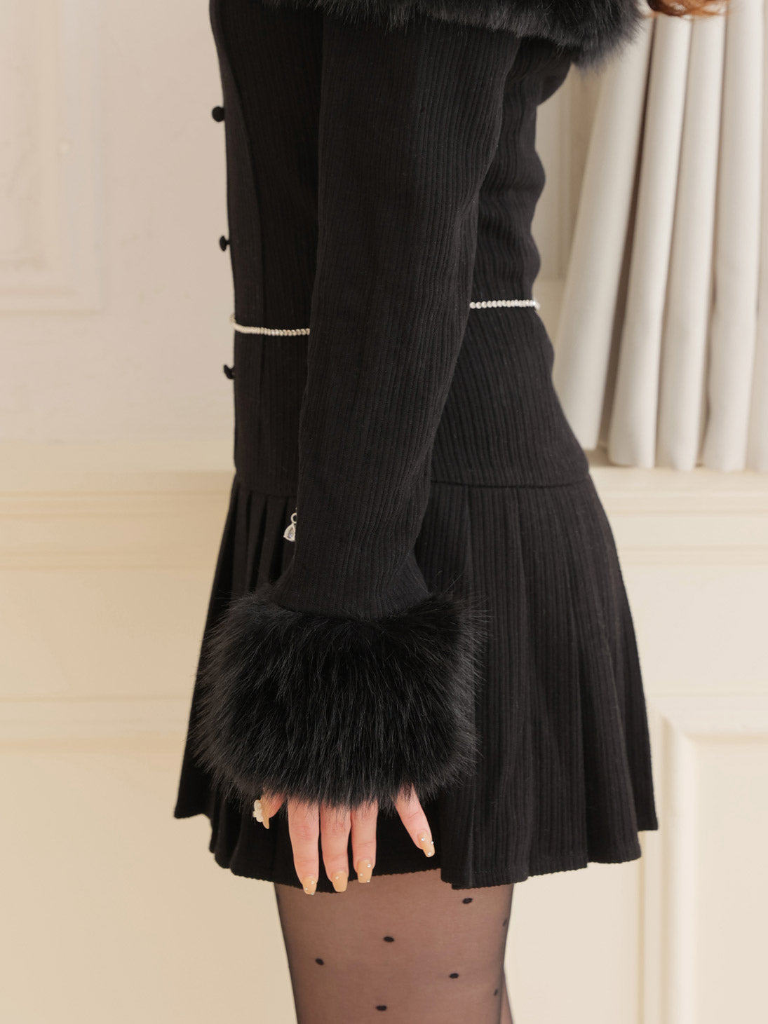 【Pre Order】Off shoulder fur pleated onepiece(eme10731)